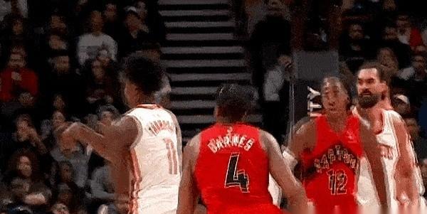 杜兰特第四节出手，不是投篮，是开闸放水。三分一个接一个，像老炮儿打牌，手气来了