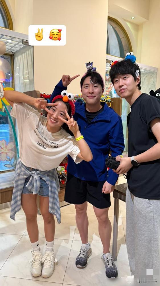 千万别被这对“兄妹”给骗了！上一秒，他俩还在新加坡环球影城嘻嘻哈哈，申裕斌跟