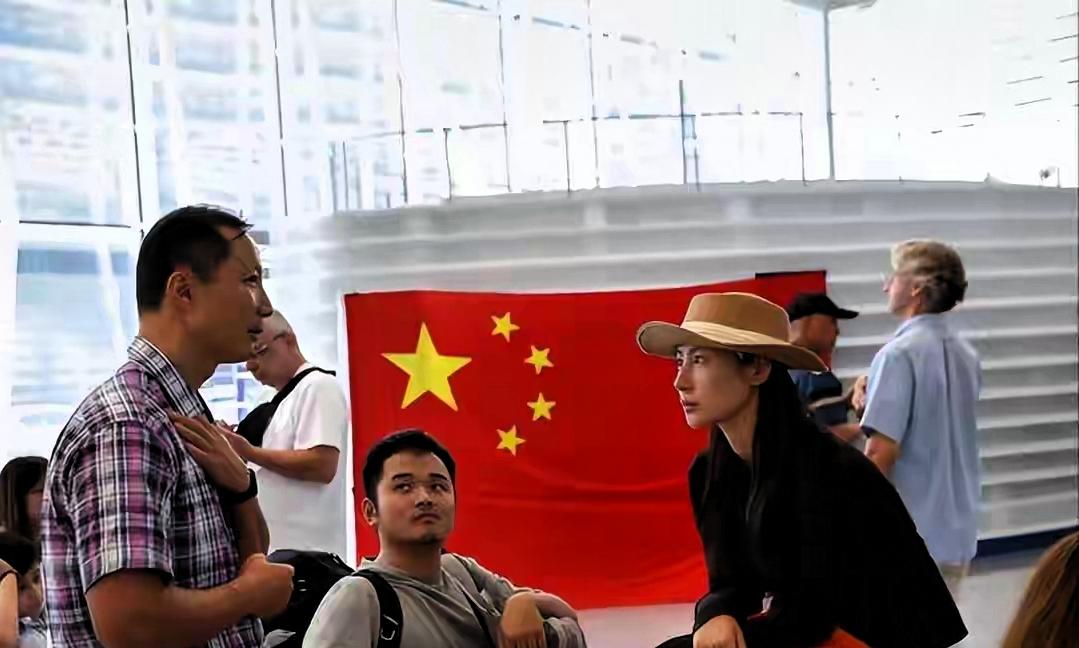海外华人回国后态度集体反转！崇洋滤镜碎一地，现实狠狠上了一课如今的回国潮里