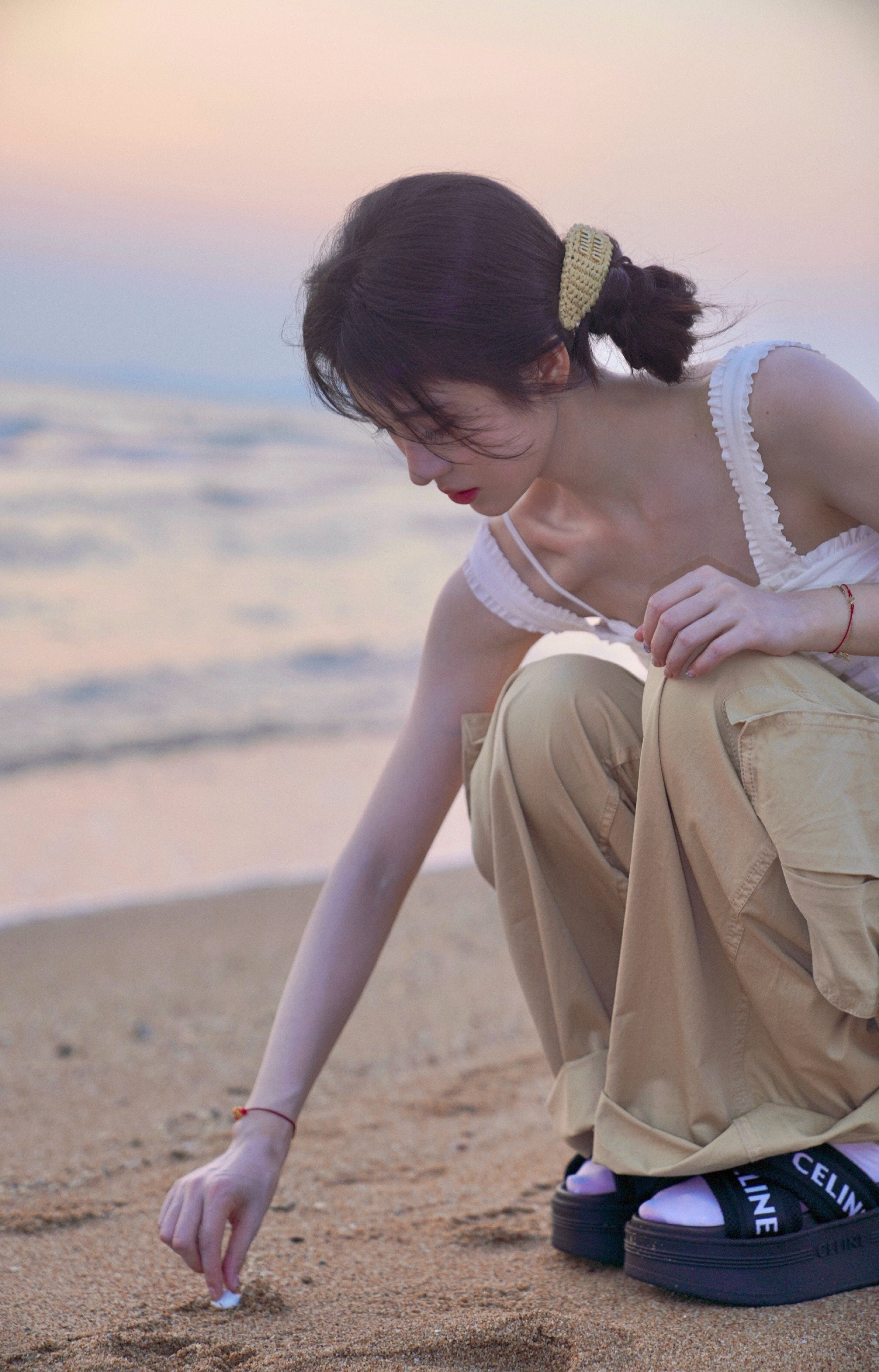 鞠婧祎白色吊带小锁骨好美​​​