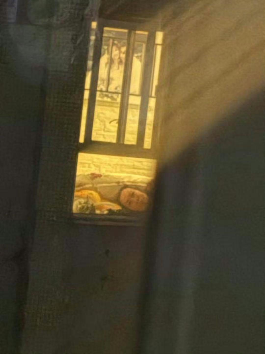 有香港住户报警，发现对面一户人家，有人躺着不动很久了！阿Sir上门查看，原来