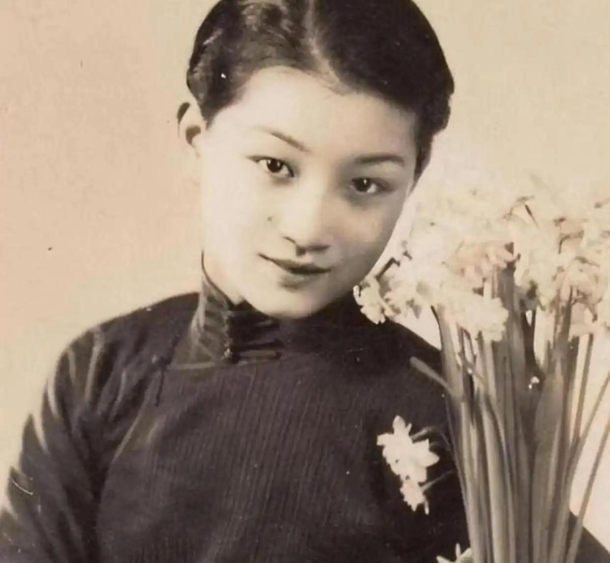 1965年，陆小曼去世。翁香光前来料理后事，见四下无人，她解开陆小曼的衣扣，讥讽
