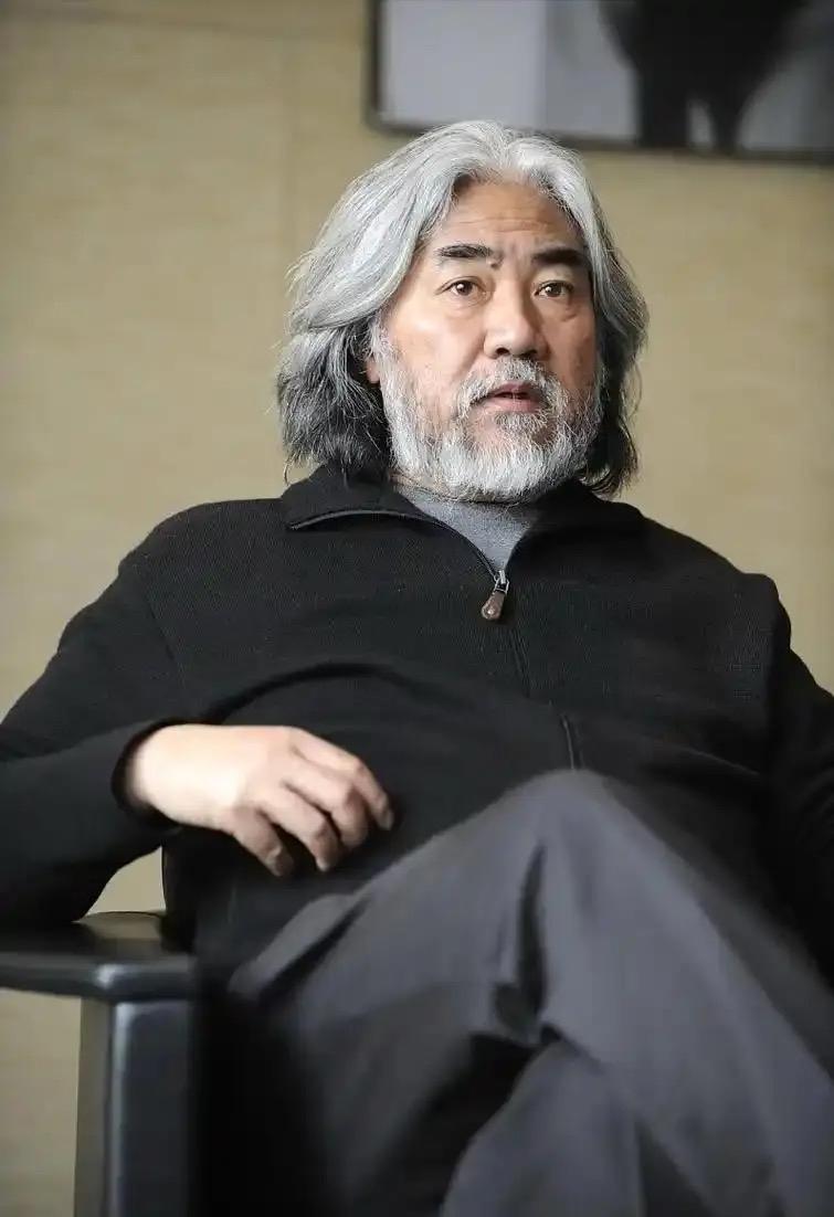 又闹上法院了，一场私生活的闹剧，暴露出张纪中的真实处境。74岁，本该是安享晚年的