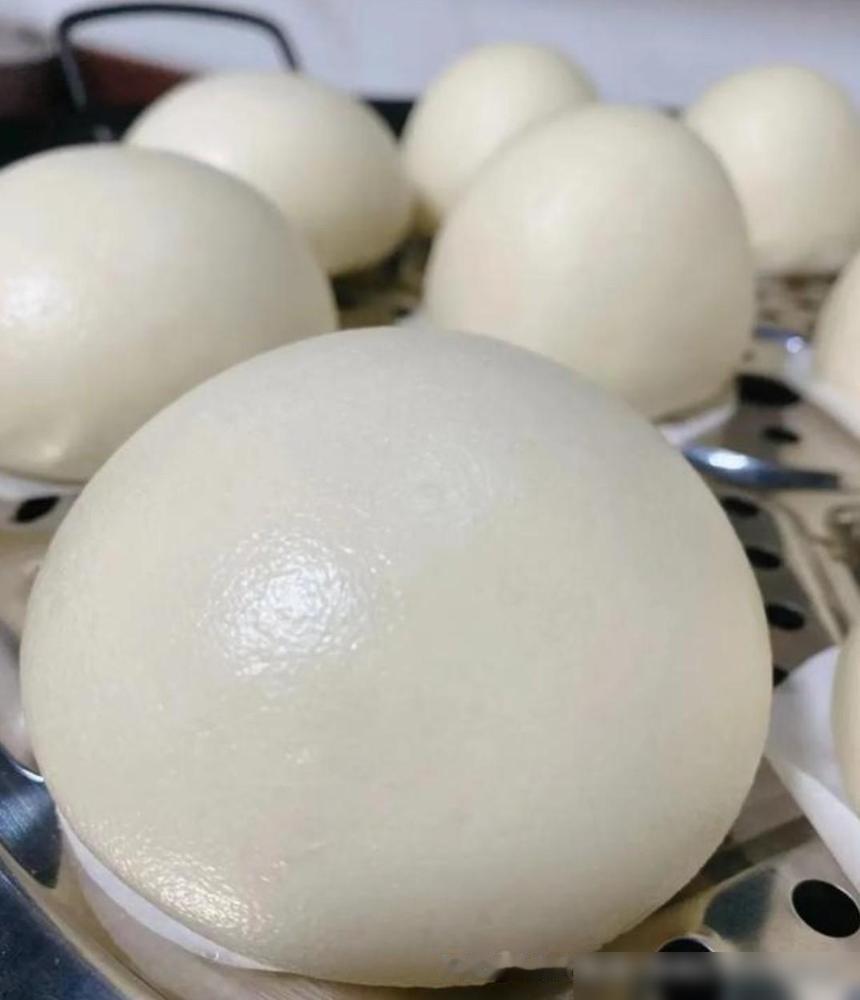 我发现了一个蒸馒头的小窍门，不瞒你们我亲自试过，特别是夏天用这个方法，对新手更适