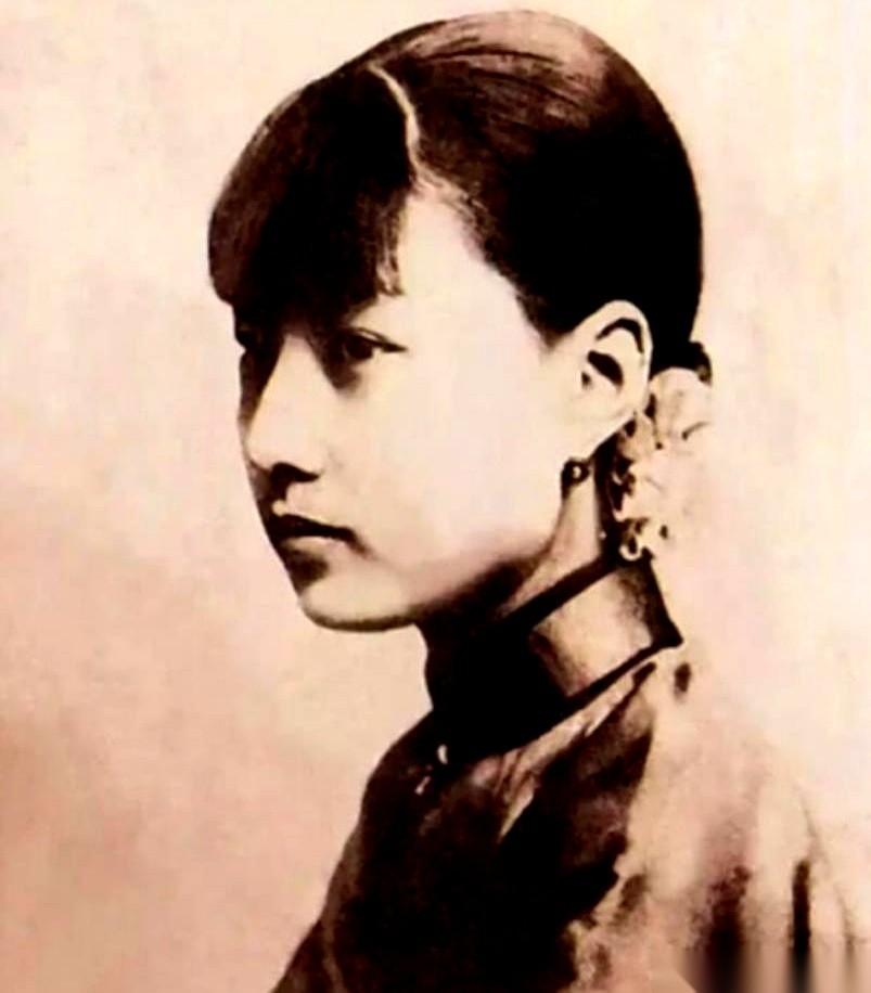 深夜，儿媳妇李志清摸进公公黄金荣的房间，脱光了说：“公公，我不想守寡。”一个上