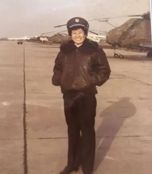 这是女飞行员张连芳在1964年执行任务前，拍下的照片。张连芳在登机前，被拉过去拍