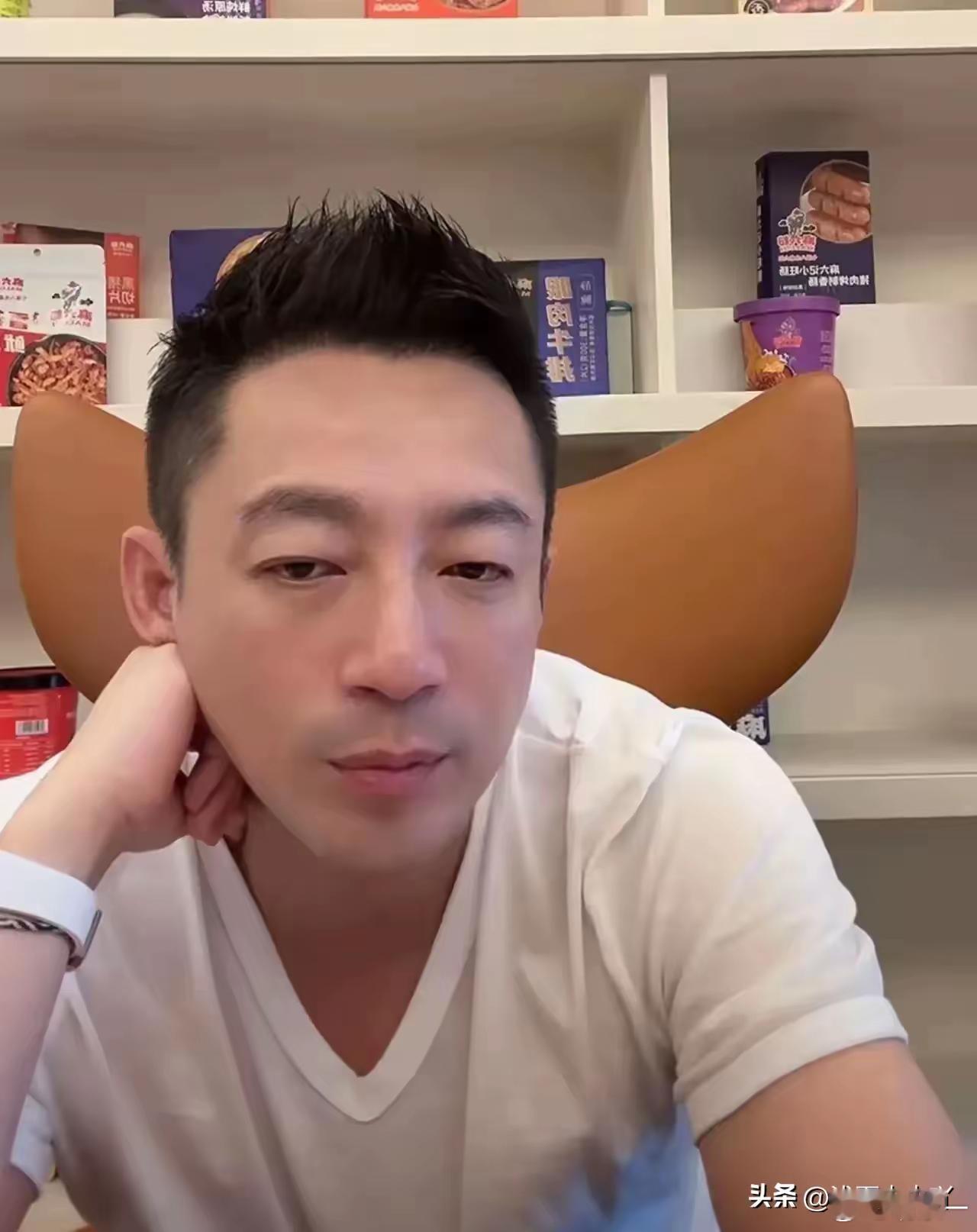 笑不活啦！汪小菲说，受不了孟贺，他口臭！和他待一会儿，得喷香水！小菲直播的时候，