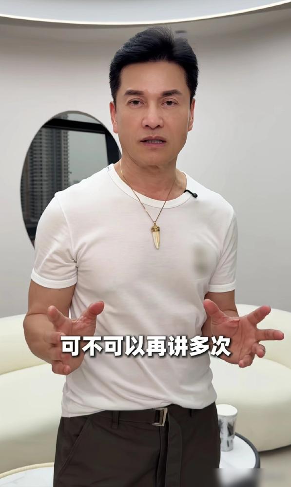 同样是老戏骨，吕良伟71岁测出39岁身体，于荣光68岁却急着自称70，这一下把人