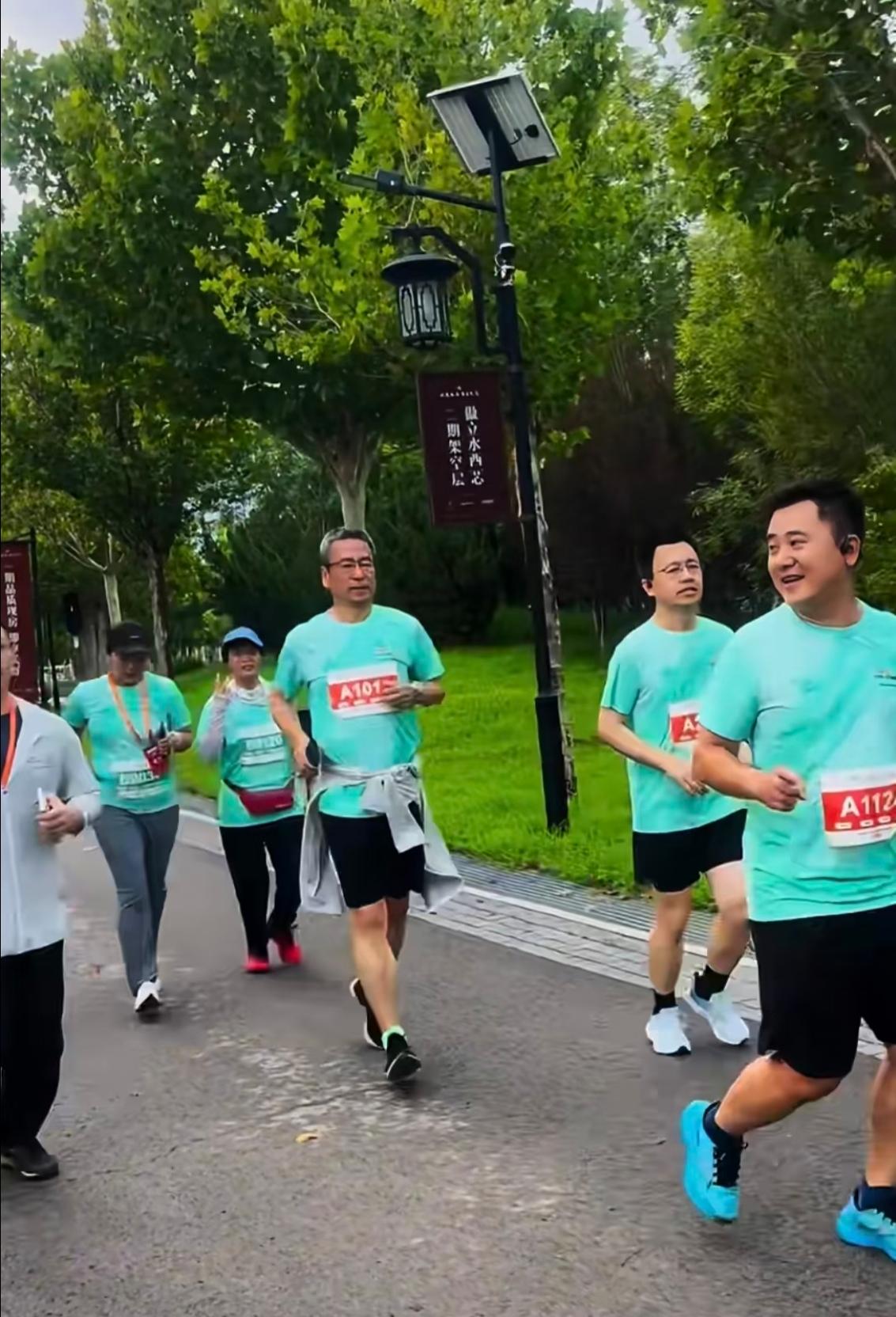 终于明白为什么白岩松支持张水华跑步了。不是因为他不食人间烟火了，也不是因为他