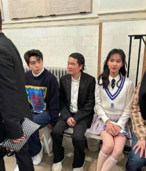 忽然发现，陈都灵离开美颜滤镜，在人群中是认不出的。