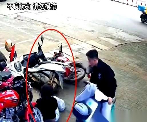 那一巴掌扇过去，女的懵了，躺地上开始嚎。世界清净了。但倒下去的那一排摩托车，