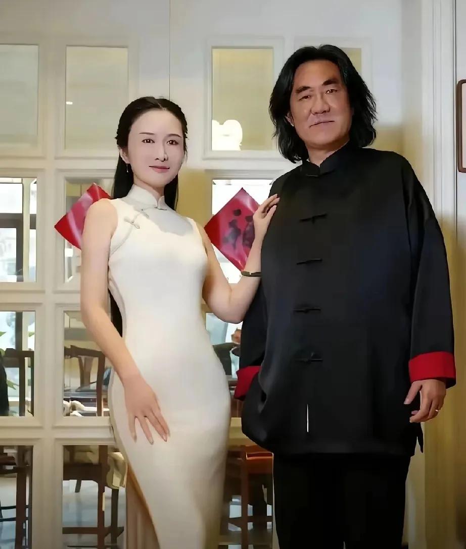 家人们快看！张纪中与杜星霖最新合照曝光，简直惊掉下巴！张导这次大变样，剃掉了标志