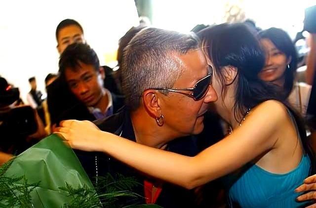 有人说，423岁的王石还在拼命“抗衰”，就在他炫耀攀岩、治疗细胞时，财产变动、圈