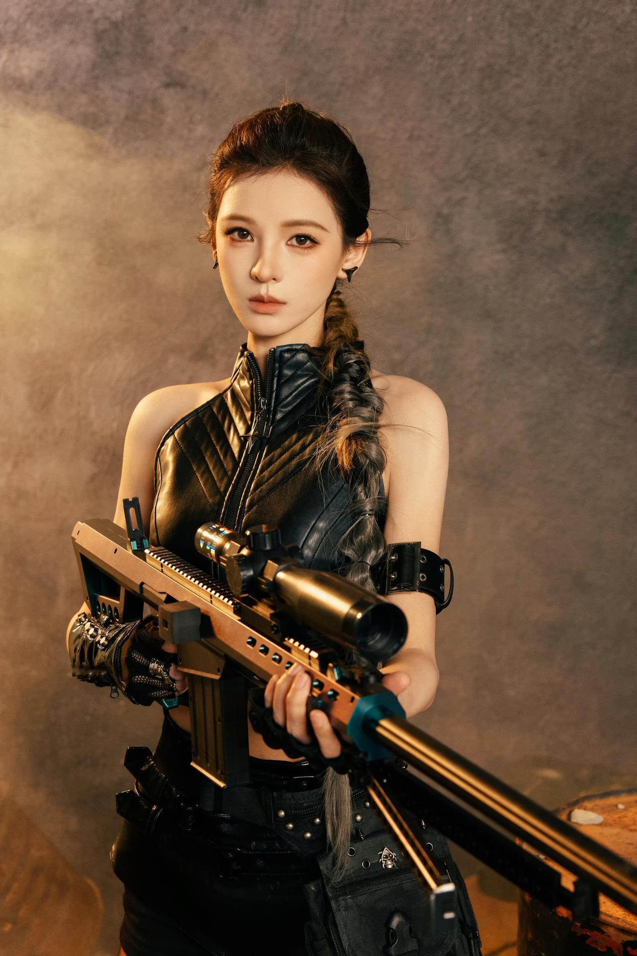 别轻易招惹，怕你会沦陷在这极致的酷与辣里💘黑色武装外表，用火辣勾引靠近，你敢不