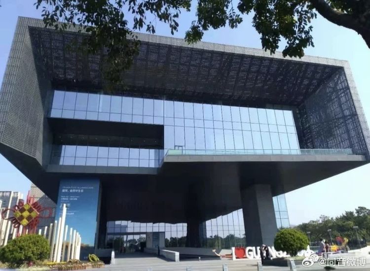 七律·参观广州地方志新馆主题党日  楚庭华彩聚兰台， 信史千年入眼来。...