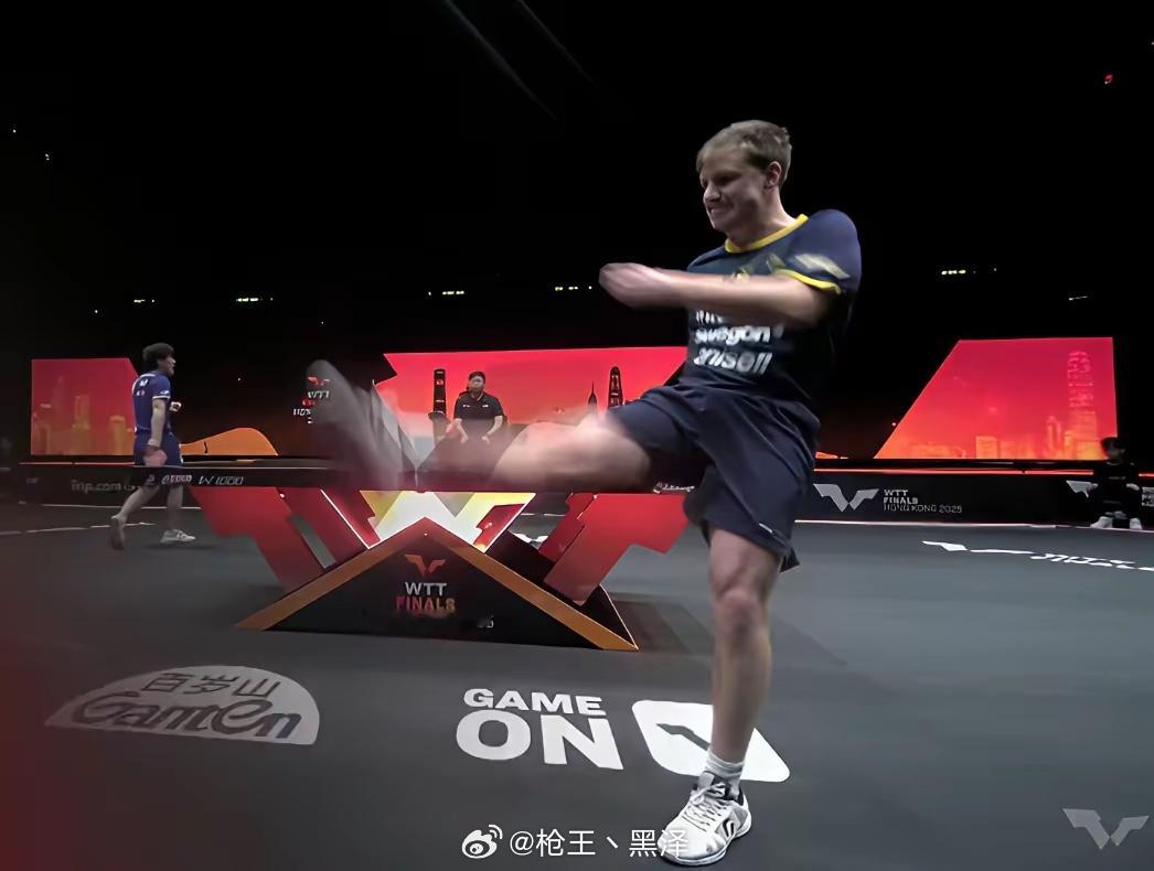 笑死我了！莫雷加德抗议张本大喊大叫，结果自己吃了一张黄牌！张本智和确实讨厌，每个