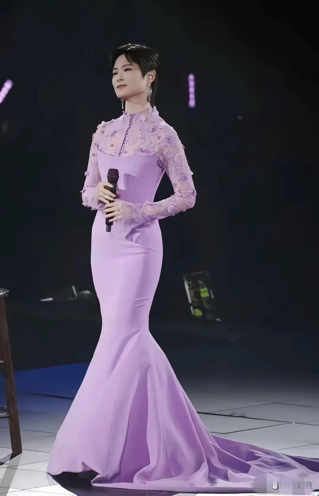 李宇春，真是活久见！活久见，李宇春居然穿裙子了，还是这种颜色娇嫩的裙子，其实