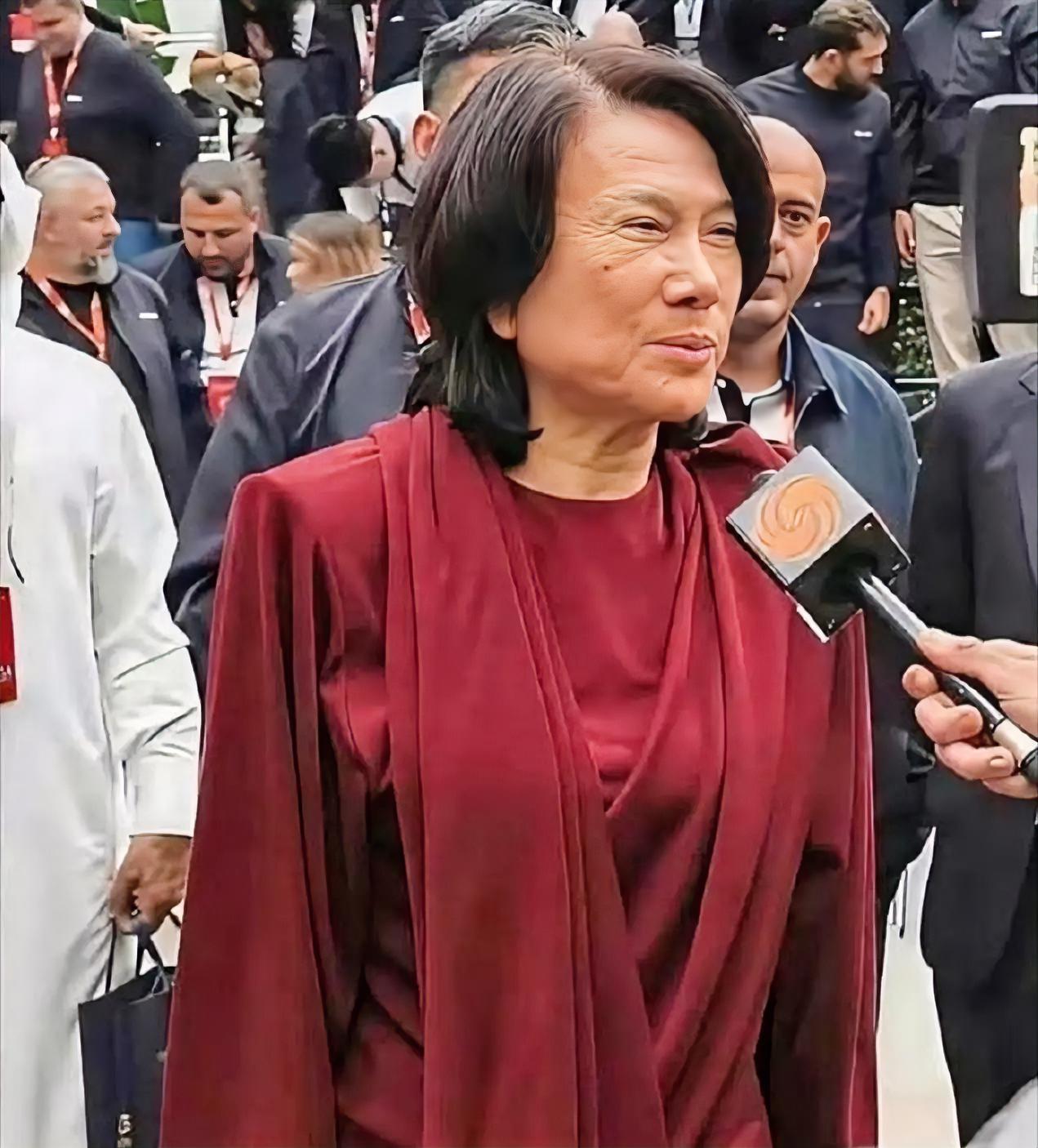 主持人好奇提问董明珠：微信好友皆是马云、王健林一众商界大佬，平日里彼此都会闲聊些