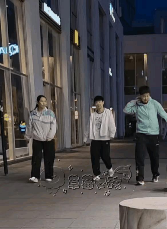 莎莎最惬意的时候就是出国比赛，没有粉丝围堵，也没有代拍跟踪，可以大摇大摆的逛街！
