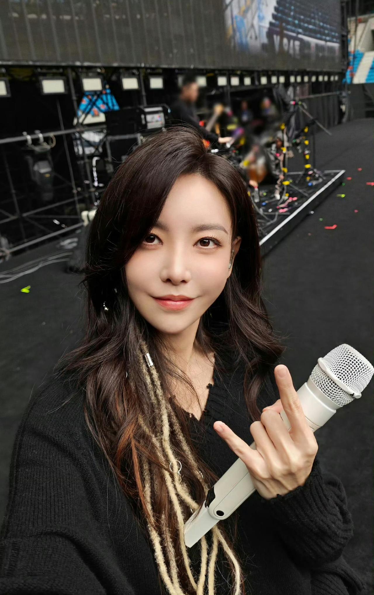 于文文这次晕倒其实也是事出有因的！第一，就是她的工作强度实在太大就，1月31日