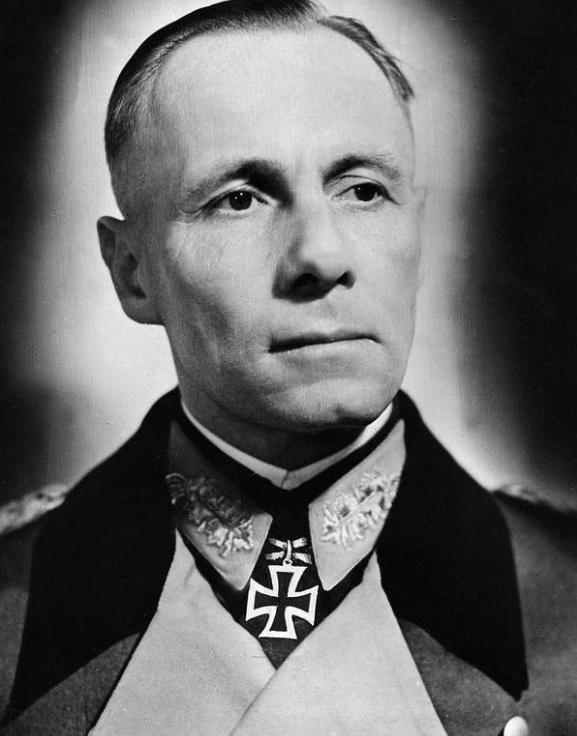 1944年，德国陆军元帅隆美尔被希特勒处决时，他单独把15岁的儿子叫到身边，对他