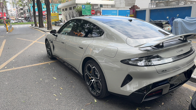 小米su7提车感受1.外观很好看，购买车就是因为外观，雷总个人IP魅力2.车