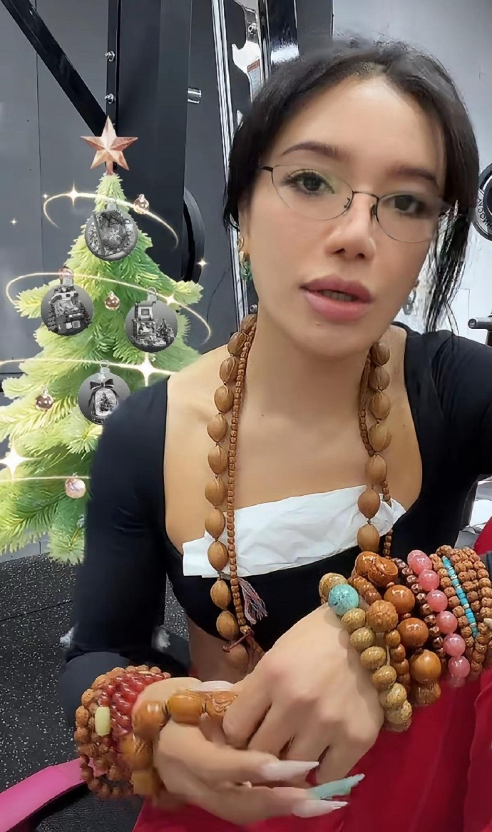 头次见年轻明星这么爱盘串的，不爱玉器和珠宝，独爱各种手串，脖子手上戴得都是。江映