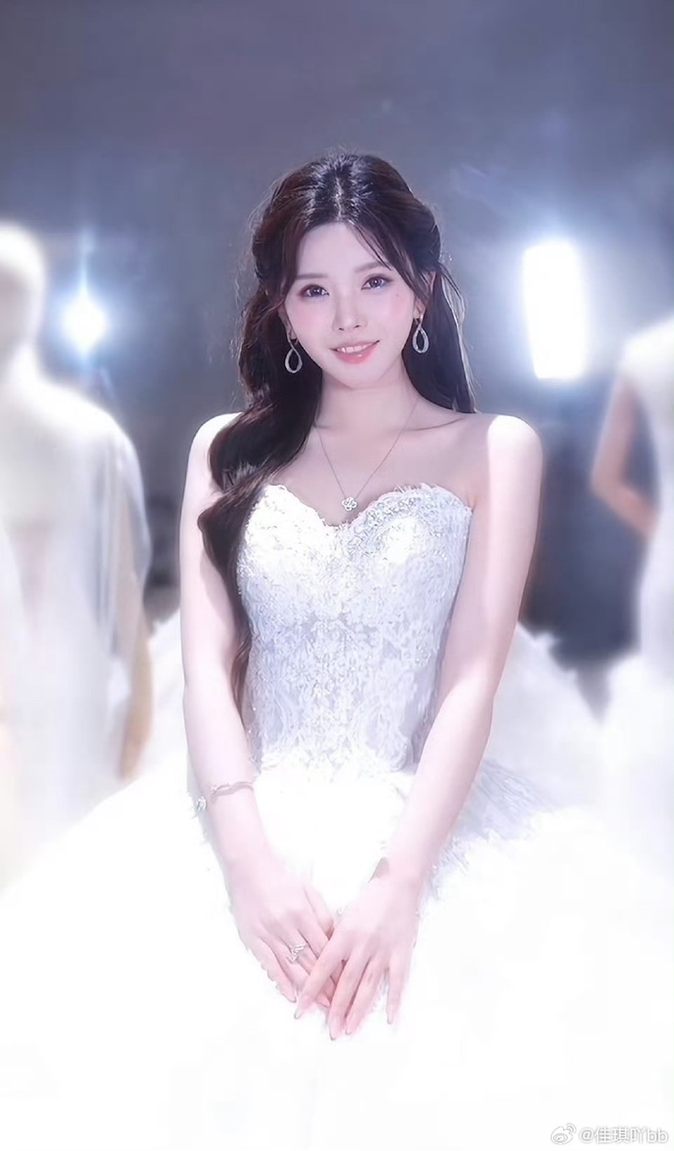 网红彭十六个人账户累计收款905万，网红能挣这么多。居然还偷，必须负相对应的法