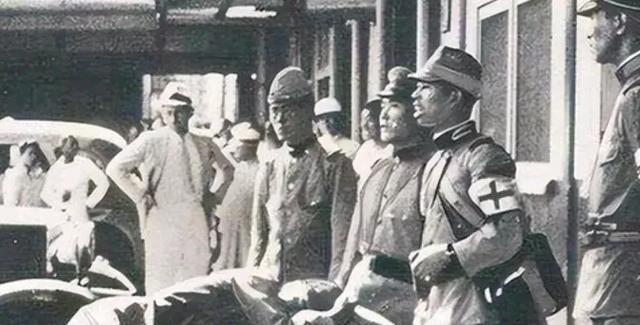 1941年3月，一中国女人四肢被固定在731部队的手术台上，全身的衣服被撕烂，嘴