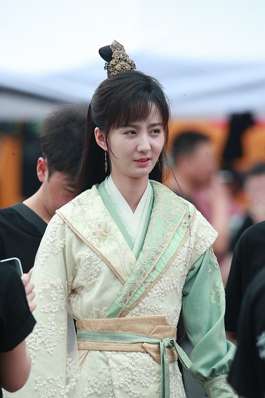 路人镜头下的田曦薇最近真的把反差感玩明白了。杭州片场的路透里她穿一身剪裁利落的黑西装，露额发型直接把