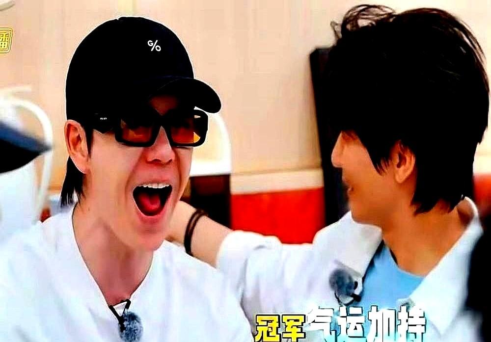 陈楚生这双标，简直藏都懒得藏了！在《快乐老友记》里，他面对苏醒就是对抗模式，