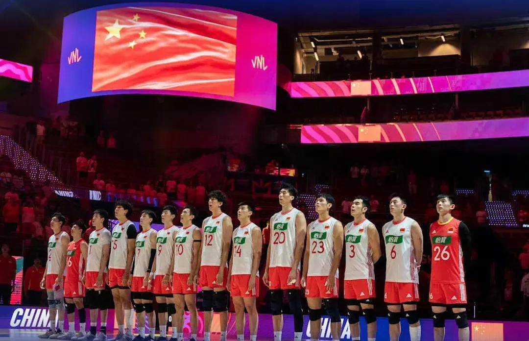 中国女排刮起“青春风暴”，“老气横秋”的中国男排急需推倒重来。平均年龄21.7岁