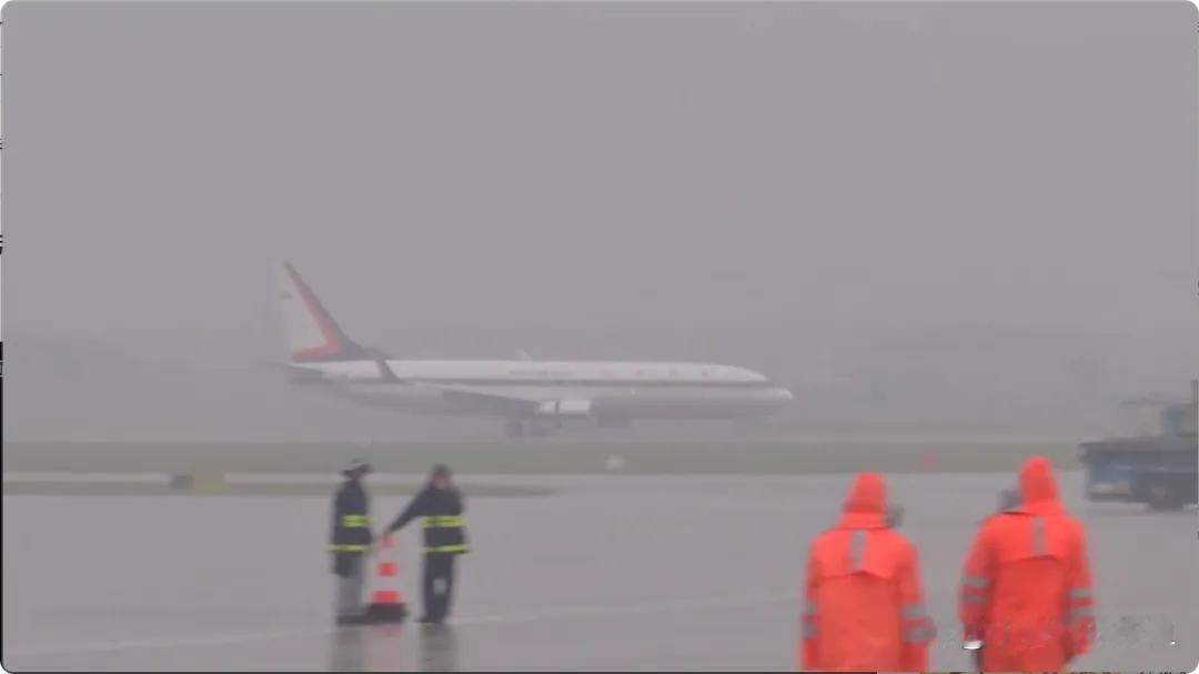 这恐怕是地球上的顶级浪漫了！大雨滂沱中，74岁的泰王玛哈亲自驾驶飞机，副驾驶