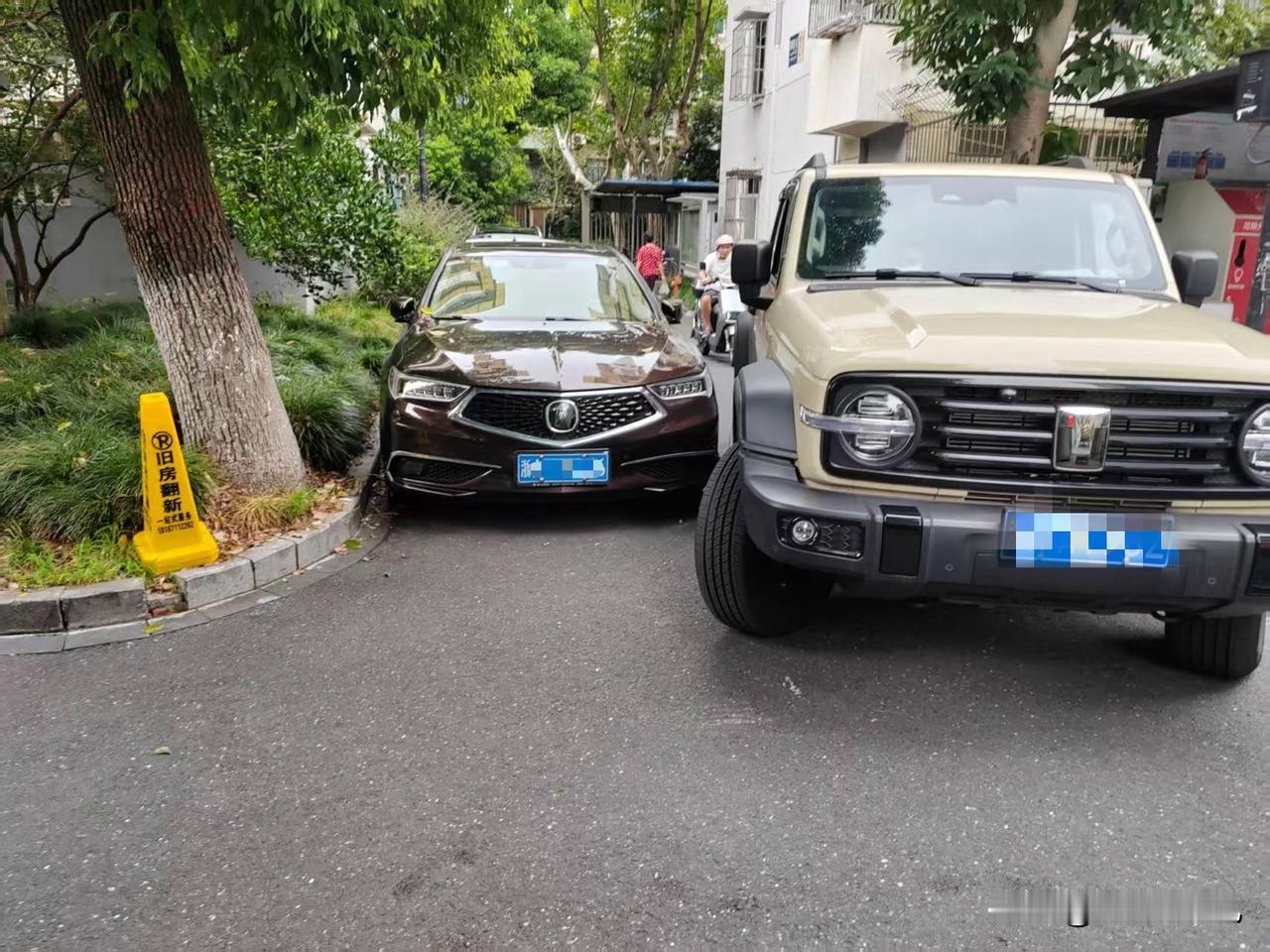 坦克是没有后视镜的，保险杠是不长眼的。。