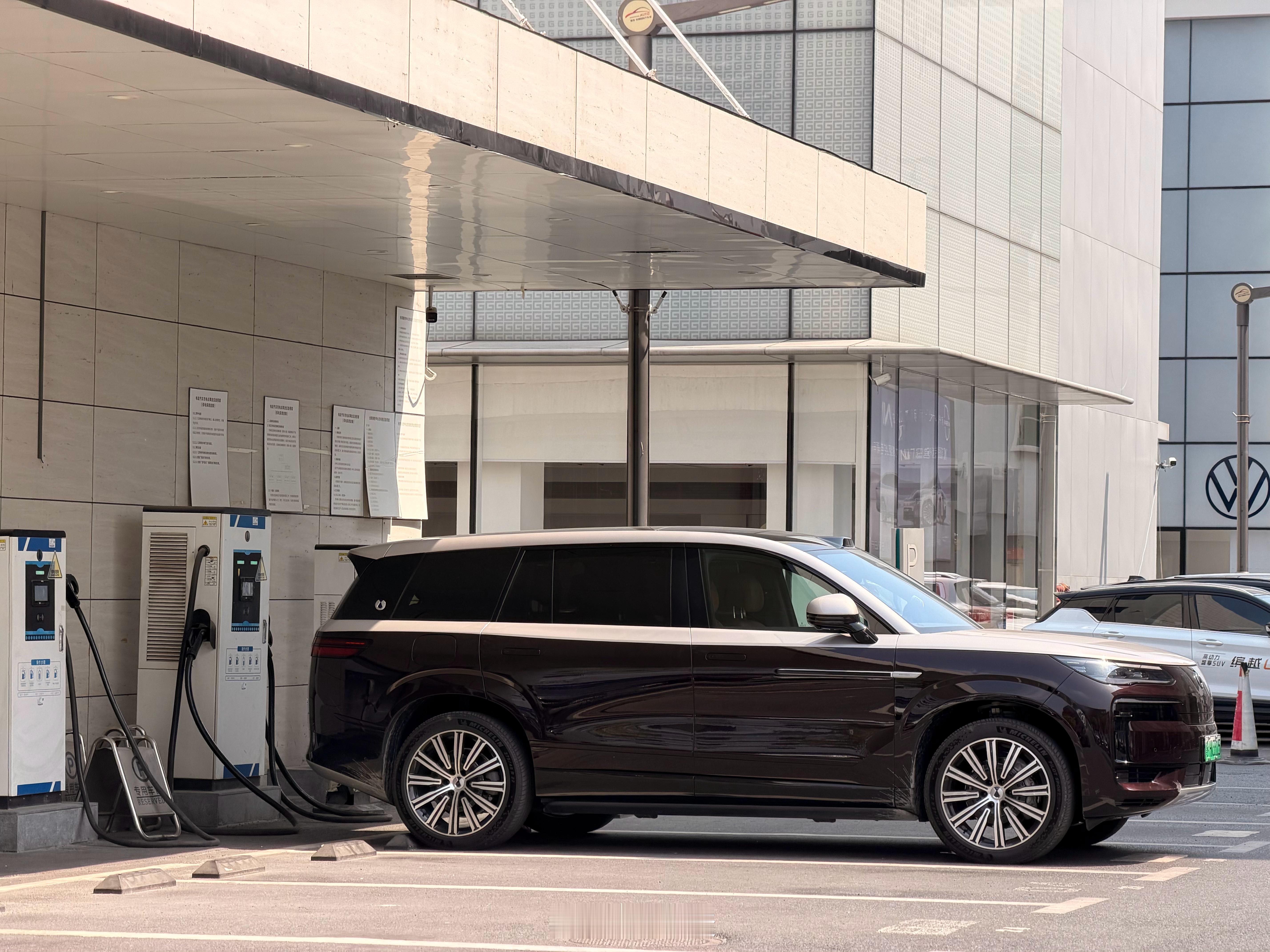 把N9送回去了，这几天开这车还挺过瘾，这套悬挂给我的动态感觉就很“尊”，高、平