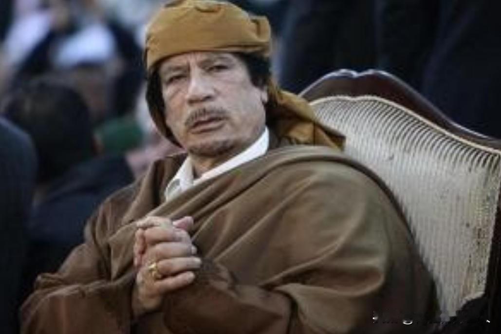 上世纪80年代，卡扎菲想弄几颗核弹“镇国”，但转了一圈都没国家愿意卖给他，于是他