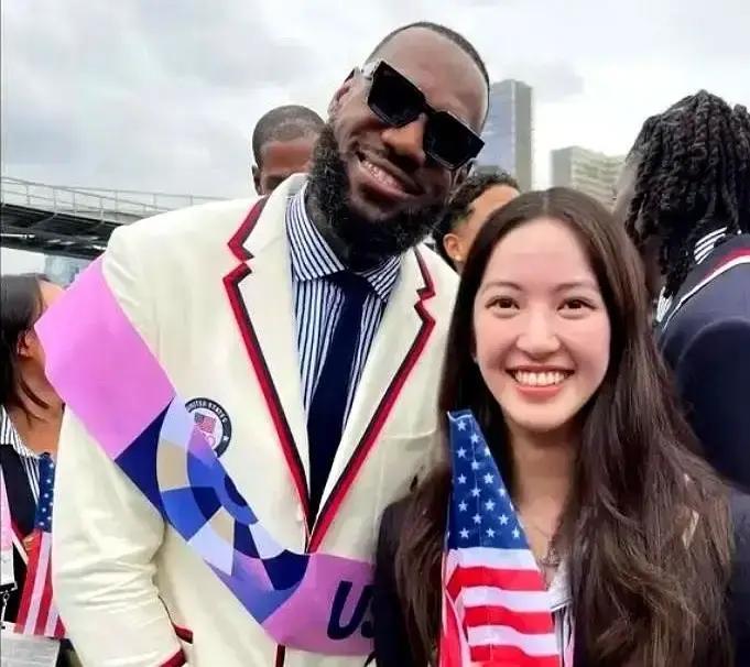 刚才刷到个事儿，挺炸的。一个打乒乓的姑娘，对着全世界跟樊振东说，暗恋他十年