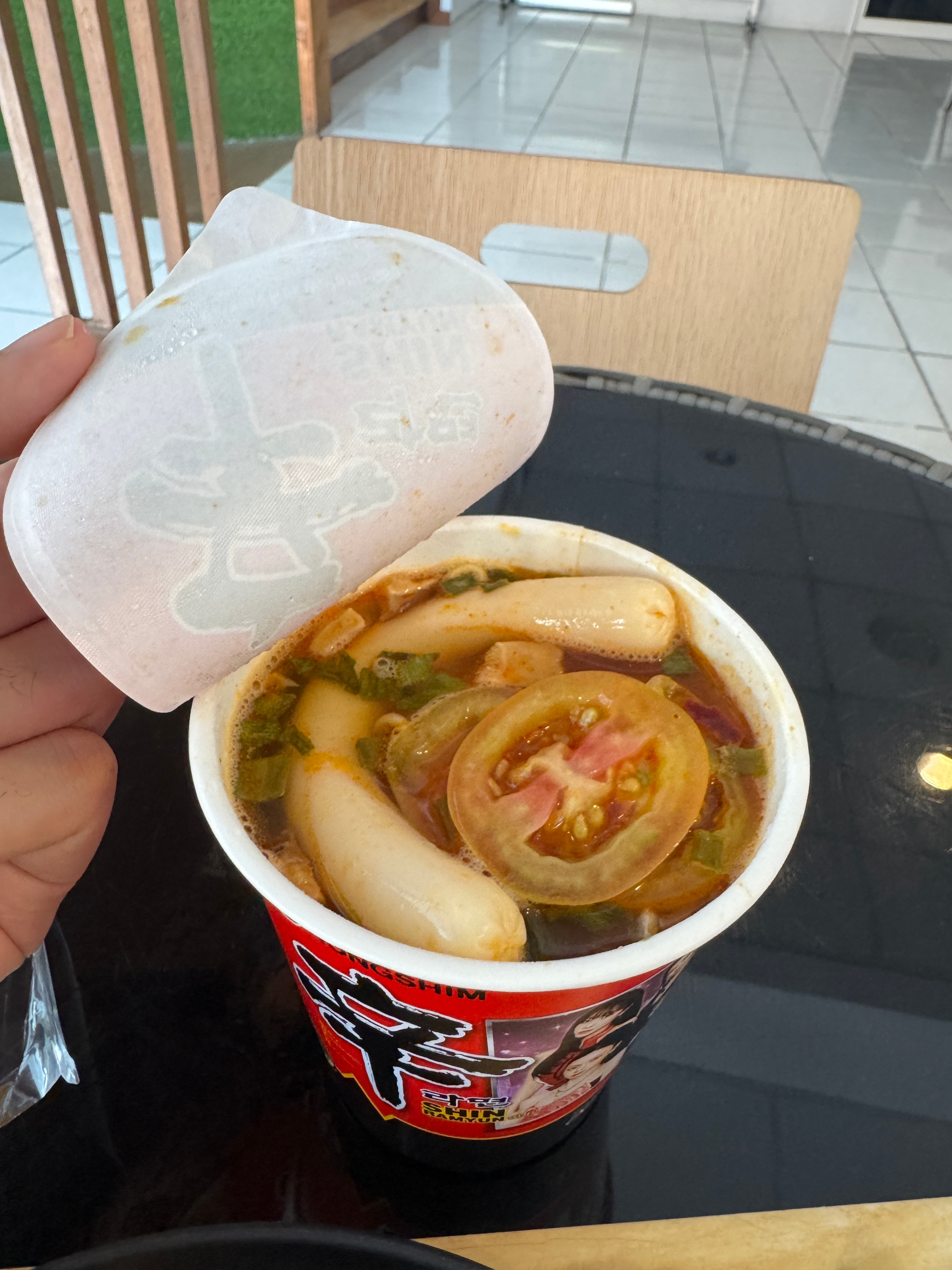 吃泡面ing食堂吃腻了，天天炸薯条、奶油鸡肉什么的，腻死我了