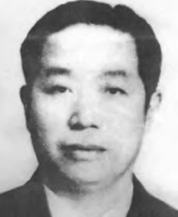 1935年，百变杀手华克之刺杀蒋介石失败，华克之躲过追捕，最终选择参加共产党。