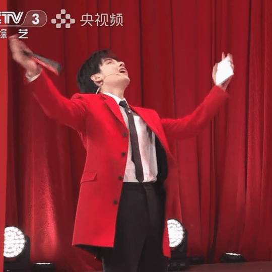 央视镜头下的胡先煦央视打光师最懂何为『胡先煦美学』：三分骨相雕琢成剑，七分神韵酿
