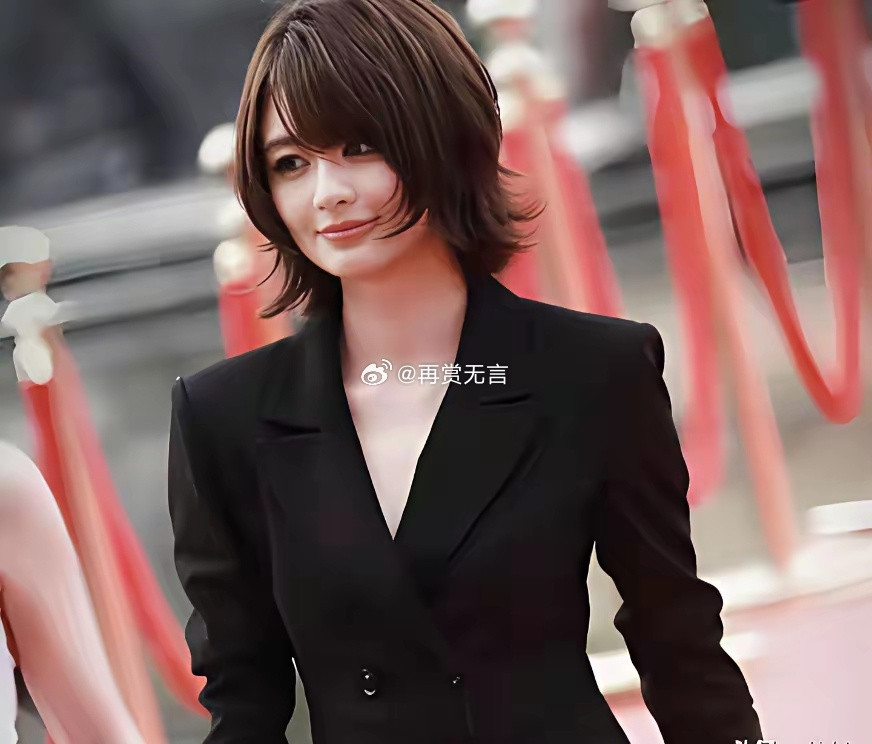 黄晓明签约员工的标准，是照着杨颖来找的。