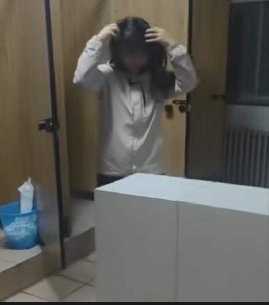 男生戴假发混进女生宿舍楼，竟然因为躲在卫生间里笑出声来被抓，华北电力大学这事太离