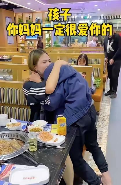 餐厅一幕破防无数人！一个拥抱，治愈孩子最深的思念世间最戳心的温柔，从来都藏在陌