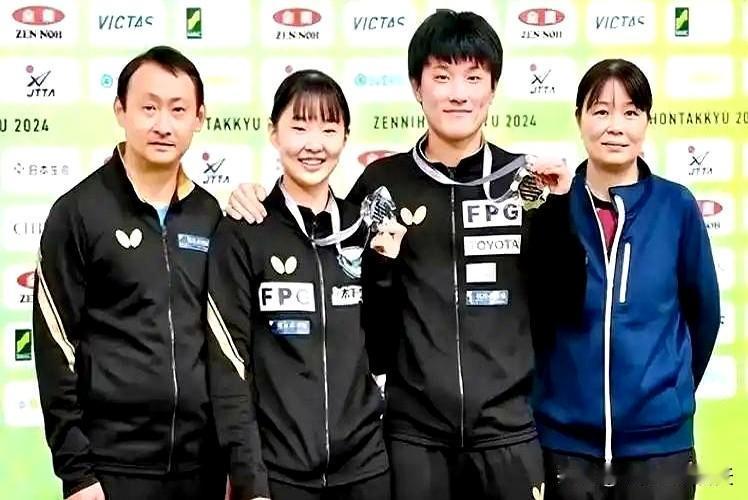 当镜头切到场边时，常见到张本宇站在女儿身后，却少见他给张本智和耳语，这背后有点心