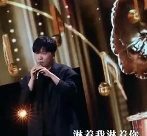 谈常石磊翻唱邓丽君的歌曲小编刷到了常石磊在娱乐平台《致敬经典》栏目中，串唱邓丽
