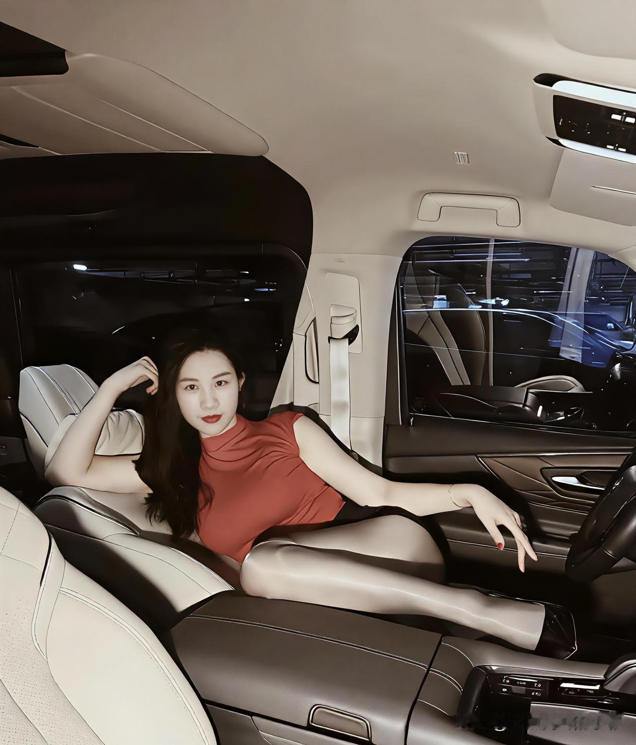 我能在开着空调的车里待一天[呲牙笑]