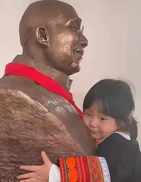 3岁女童景区拥抱石像哽咽喊爸爸，全场破防！背后故事太好哭四川成都一名女子带着3