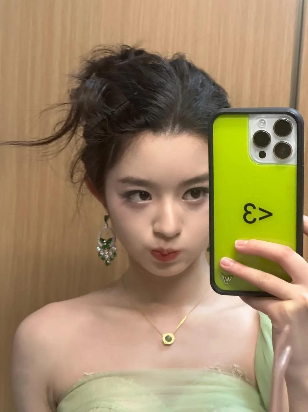 现在全网最后悔的，应该就是女演员黄杨钿甜吧。她是非常后悔的，17岁的她，5天