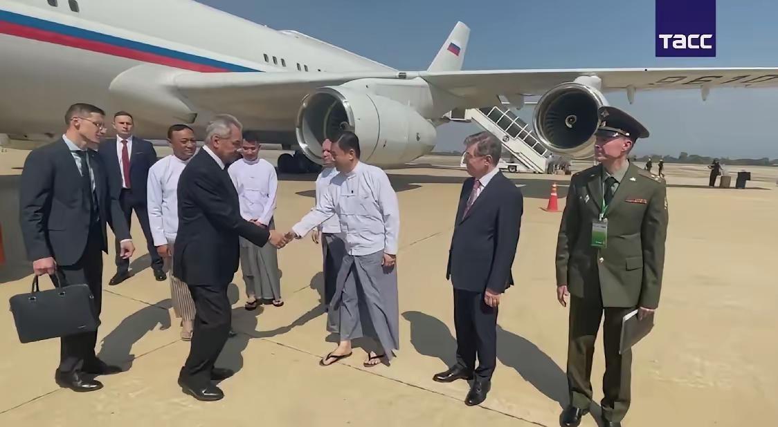 俄罗斯安全委员会秘书长绍伊古访问缅甸，缅甸接机人员脚上穿的人字拖引起人们的好奇。