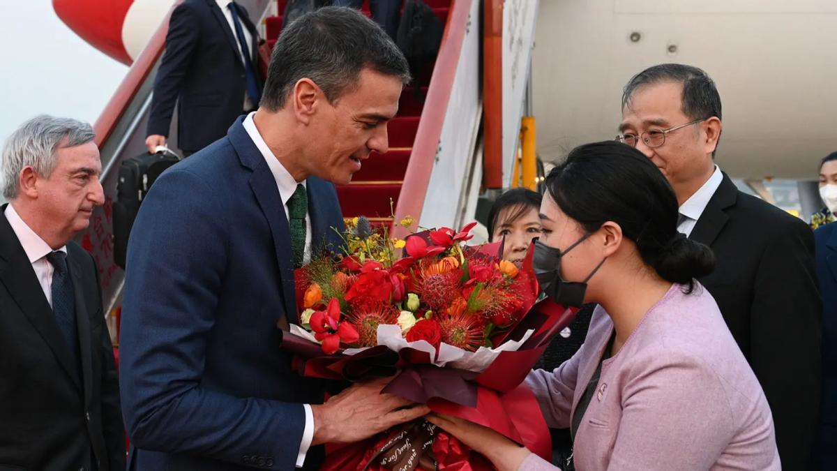 就在北京人民大会堂的会谈结束后，桑切斯没有丝毫犹豫，当着全球媒体的面发出振聋发聩